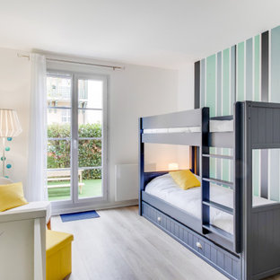 Exemple d'une chambre d'enfant de 4 à 10 ans scandinave de taille moyenne avec un mur vert, sol en stratifié et un sol marron.