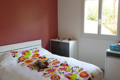 Cette photo montre une chambre d'enfant de 4 à 10 ans avec un mur rouge, parquet clair et un sol beige.