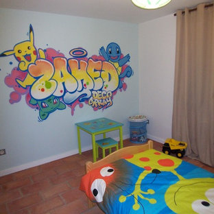 Esempio di una cameretta per bambini da 4 a 10 anni con pareti blu, pavimento in terracotta e pavimento rosso