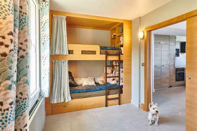 Imagen de dormitorio infantil de 4 a 10 años ecléctico con paredes grises, suelo de baldosas de cerámica y suelo gris