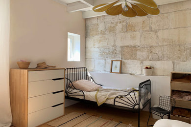 Exemple d'une chambre d'enfant de 4 à 10 ans rétro de taille moyenne avec un mur blanc, parquet clair et poutres apparentes.