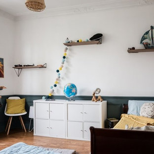 Inspiration pour une grand chambre d'enfant de 4 à 10 ans nordique avec un sol marron, un mur blanc et un sol en bois brun.