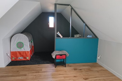 Cette image montre une chambre d'enfant de 4 à 10 ans urbaine de taille moyenne avec un mur bleu, moquette et un sol gris.