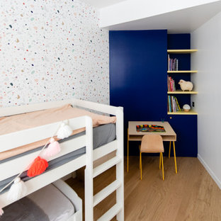 Idées déco pour une chambre d'enfant de 4 à 10 ans contemporaine avec un mur multicolore, un sol en bois brun et un sol marron.