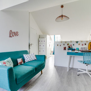 Cette photo montre une grand chambre d'enfant scandinave avec un mur blanc, un sol gris et sol en stratifié.