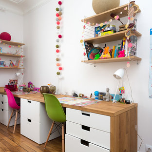 Cette image montre une chambre neutre design avec un bureau, un mur blanc, un sol en bois brun et un sol marron.