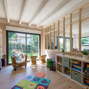 Idées déco pour une chambre d'enfant de 4 à 10 ans contemporaine de taille moyenne avec un mur beige et un sol en bois clair.