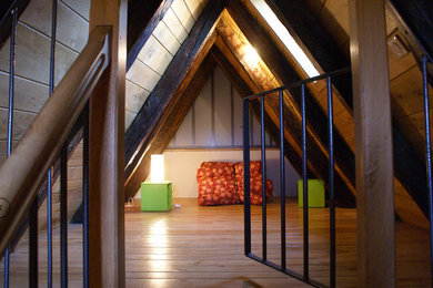 Imagen de dormitorio infantil campestre grande con paredes marrones, suelo de madera clara y suelo marrón