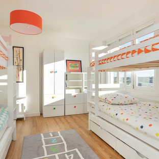 Esempio di una cameretta per bambini da 4 a 10 anni stile marino di medie dimensioni con pareti bianche, pavimento in linoleum e pavimento marrone