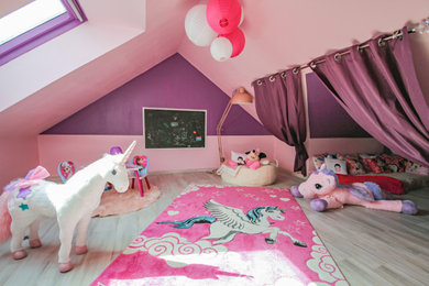 Imagen de dormitorio infantil romántico grande
