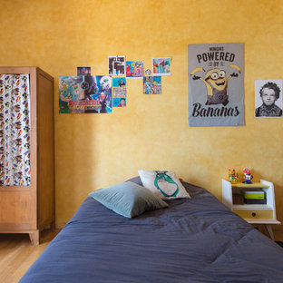 Inspiration pour une chambre d'enfant bohème avec un mur jaune, un sol en bois brun et un sol marron.