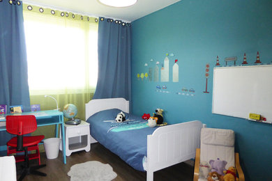 Idées déco pour une chambre d'enfant de 4 à 10 ans moderne de taille moyenne avec un mur bleu, parquet foncé et un sol marron.