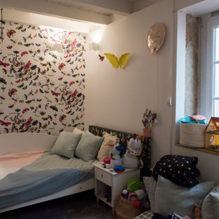Exempel på ett litet modernt flickrum kombinerat med sovrum och för 4-10-åringar, med vita väggar, heltäckningsmatta och blått golv