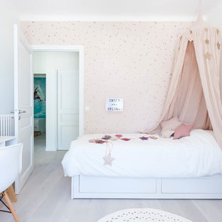 Exemple d'une chambre d'enfant de 4 à 10 ans scandinave de taille moyenne avec un mur rose, un sol en bois clair et un sol blanc.