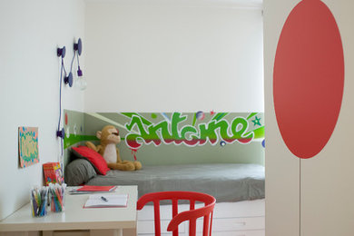 Idée de décoration pour une chambre d'enfant de 4 à 10 ans bohème de taille moyenne avec un mur blanc et parquet clair.