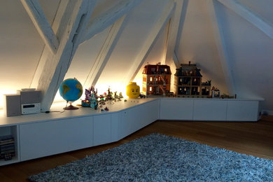 Aménagement d'une chambre d'enfant de 4 à 10 ans contemporaine de taille moyenne avec un mur beige.