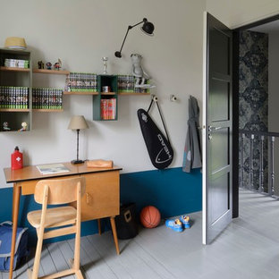 Idées déco pour une grand chambre d'enfant contemporaine avec un bureau, un mur bleu et un sol en bois peint.