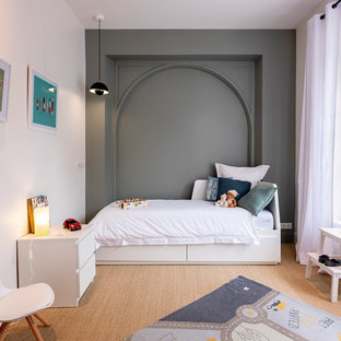 Idées déco pour une chambre d'enfant contemporaine avec un mur gris, un sol en bois brun et un sol marron.