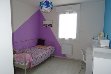 Ejemplo de dormitorio infantil de tamaño medio con suelo laminado y suelo blanco