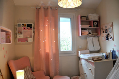 На фото: маленькая комната для малыша в скандинавском стиле с бежевыми стенами для на участке и в саду, девочки с