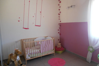 トゥールーズにあるおしゃれな赤ちゃん部屋の写真