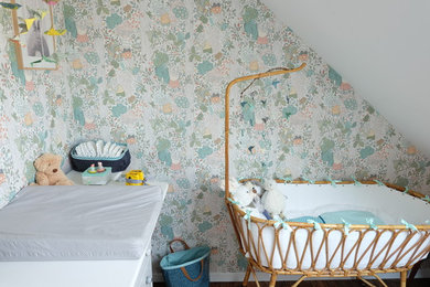 ナントにある低価格の小さなミッドセンチュリースタイルのおしゃれな赤ちゃん部屋 (緑の壁、無垢フローリング、男女兼用、茶色い床) の写真
