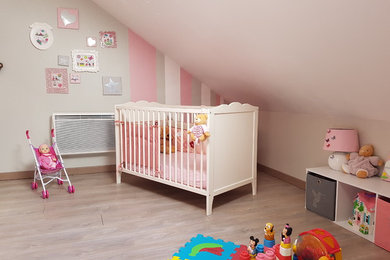 ディジョンにあるコンテンポラリースタイルのおしゃれな赤ちゃん部屋の写真