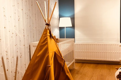 Idée de décoration pour une chambre de bébé tradition.