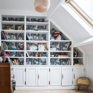Diseño de habitación de bebé niña contemporánea, de tamaño medio, con paredes multicolor, suelo de madera clara y suelo beige