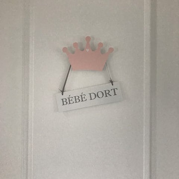 Une couronne de princesse permet de suspendre un message sur la porte !