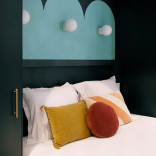 Imagen de dormitorio principal, moderno, pequeño, con paredes verdes, suelo vinílico y suelo beige