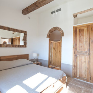 Aménagement d'une chambre campagne avec un mur blanc.