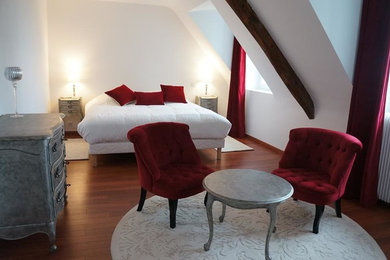 Modelo de dormitorio actual con paredes blancas y suelo de madera clara