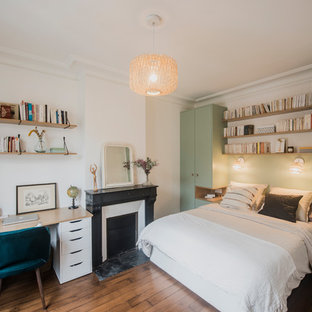 Idee per una camera matrimoniale nordica di medie dimensioni con pareti multicolore, parquet scuro, camino classico, cornice del camino in pietra e pavimento marrone