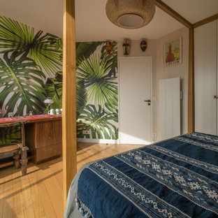 Ejemplo de habitación de invitados exótica con suelo de bambú