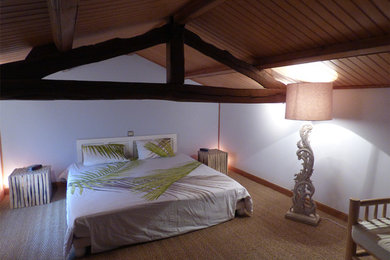 Foto de dormitorio principal exótico de tamaño medio sin chimenea con paredes azules, suelo de bambú y suelo beige