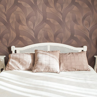 Cette image montre une chambre d'amis design de taille moyenne avec un mur marron.