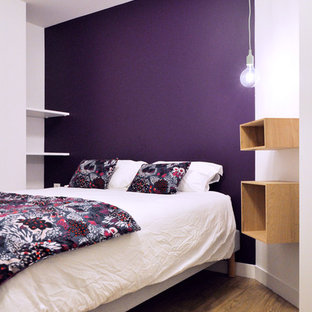 Ejemplo de dormitorio contemporáneo, pequeño, con paredes púrpuras y suelo vinílico