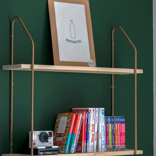 Modelo de dormitorio principal, escandinavo, pequeño, con paredes verdes
