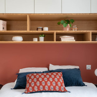 Idées déco pour une chambre scandinave avec un mur rose.