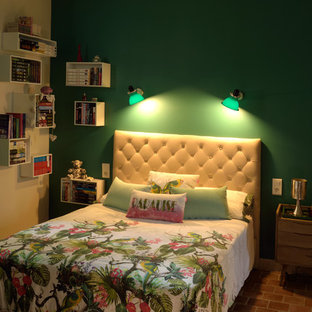 Diseño de dormitorio principal, retro, de tamaño medio, con paredes verdes y suelo de baldosas de terracota