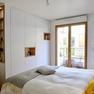 Diseño de dormitorio principal, actual, pequeño, con paredes blancas y suelo marrón