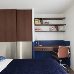 Esempio di una piccola camera da letto minimalista con pavimento in legno massello medio