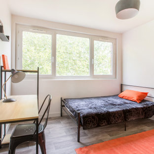 Diseño de dormitorio urbano, de tamaño medio, sin chimenea, con paredes blancas, suelo de linóleo y suelo beige