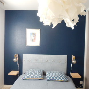 Foto de dormitorio principal, escandinavo, pequeño, con paredes azules, suelo de linóleo y suelo beige