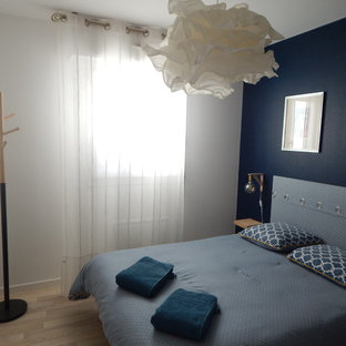 Imagen de dormitorio principal, nórdico, pequeño, con paredes azules, suelo de linóleo y suelo beige