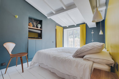 Réalisation d'une chambre design avec un mur vert, parquet peint et un sol blanc.