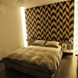 Foto de dormitorio principal, contemporáneo, de tamaño medio, sin chimenea, con suelo laminado