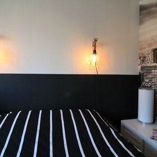 Foto de dormitorio principal, actual, pequeño, sin chimenea, con paredes beige, suelo de linóleo y suelo gris