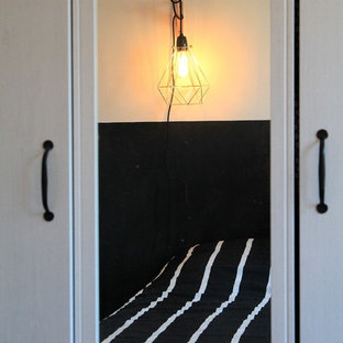 Imagen de dormitorio principal, actual, pequeño, sin chimenea, con paredes beige, suelo de linóleo y suelo gris